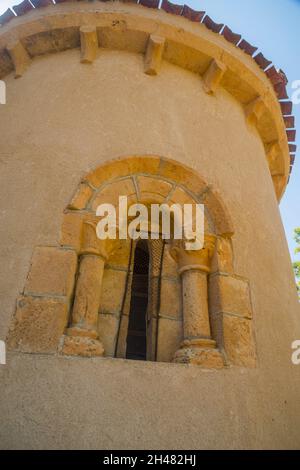 Fenster der Apsis. Kirche Nuestra Señora de la Asuncion, Aldealengua de Pedraza, Provinz Segovia, Castilla Leon, Spanien. Stockfoto