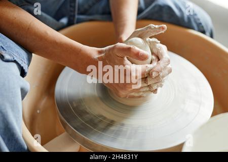 Nahaufnahme eines nicht erkennbaren Künstlers, der Ton auf einem Töpferrad formt, Kopierraum Stockfoto