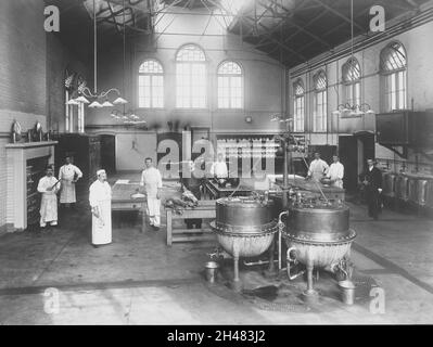 Claybury Asylum, Woodford, Essex: Eine Küche. Foto von The London & County Photographic Co., [1893?]. Stockfoto