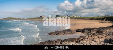 Ein Panoramablick auf den Fistral Beach bei Ebbe von South Fistral in Newquay in Cornwall aus gesehen. Stockfoto