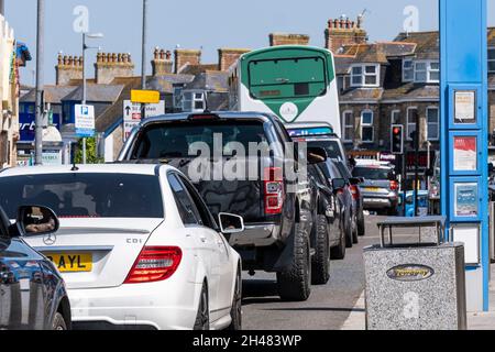 Der Verkehr in den Sommerferien, der schwere Stauprobleme im Stadtzentrum von Newquay in Cornwall verursacht. Stockfoto