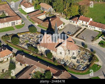 LUFTAUFNAHME. Historische Fachwerkkirche, umgeben von einem Friedhof. Outines, Aube, Grand Est, Frankreich. Stockfoto