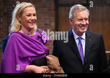 Hannover, Deutschland. November 2021. Der ehemalige Bundespräsident Christian Wulff und seine Frau Bettina Wulff stehen anlässlich der Landesgründung vor 75 Jahren in der Marktkirche zu einem ökumenischen Gottesdienst. Quelle: Julian Stratenschulte/dpa/Alamy Live News Stockfoto