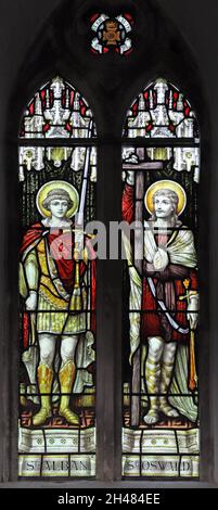 Ein Buntglasfenster, das die Farben Alban und Oswald, die St. Michael & All Angels Church, Fringford, Oxfordshire, darstellt Stockfoto