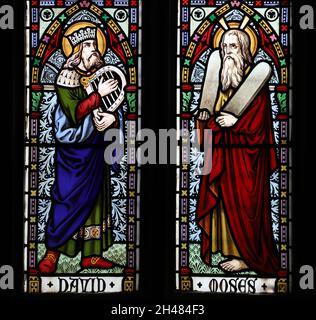 Ein Buntglasfenster von Michael O'Connor, das König David und Moses, die St. Michael & All Angels Church, Fringford, Oxfordshire, darstellt Stockfoto