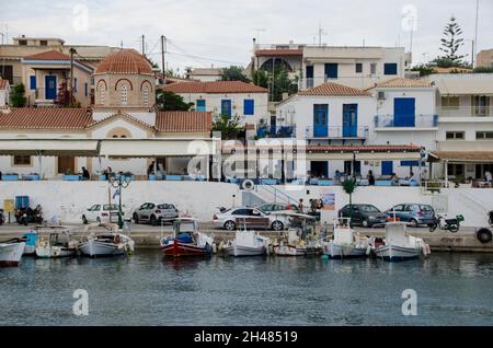 Der Hafen von Aegina ist eine der Saronischen Inseln Griechenlands im Saronischen Golf, 27 Kilometer (17 Meilen) von Athen entfernt. Tradition leitet den Namen von ab Stockfoto