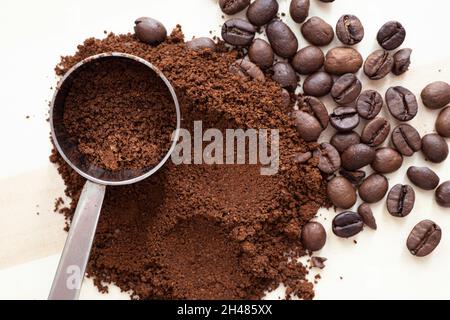 Kaffeemischung. Blick von oben auf den gemahlenen und körnenden Kaffee auf dem Holztisch. Stockfoto