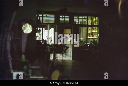 PARIS, FRANKREICH - 31. Jul 2020: Ein einsamer Mann, der aufgrund der Pandemie in einem geschlossenen Restaurant in Paris auf einem Barstuhl sitzt Stockfoto