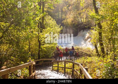 Aysgarth Falls, Aussichtsplattform der Middle Falls, North Yorkshire, England, Großbritannien Stockfoto