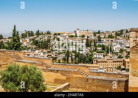 Alhambra Palastkomplex im Vordergrund und Stadt Granada im Hintergrund, Andalusien, Spanien Stockfoto