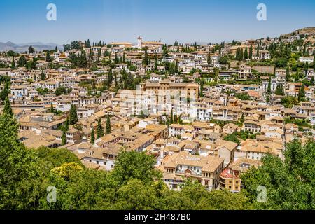 Historisches Stadtbild von Granada, von der Palastanlage Alhambra aus gesehen, Andalusien, Spanien Stockfoto