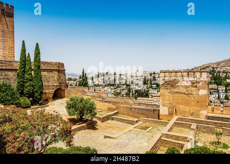 Alhambra Palastkomplex im Vordergrund und Stadt Granada im Hintergrund, Andalusien, Spanien Stockfoto