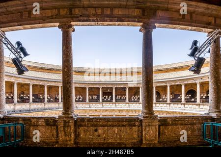 Palast Karls V., der in ein Amphitheater im Palastkomplex Alhambra in Granada, Andalusien, Spanien umgewandelt wurde Stockfoto