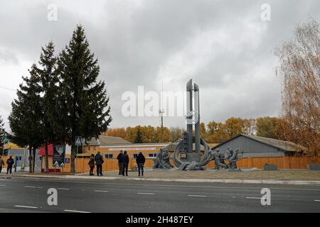 Denkmal für diejenigen, die die Welt in Tschernobyl in der Ukraine gerettet haben Stockfoto