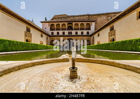 Innenhof mit Teich in Nasriden-Palästen in der Alhambra von Granada, Andalusien, Spanien Stockfoto