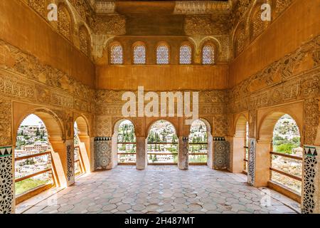 Der maurische Portikus mit arabischen Ornamenten und einem atemberaubenden Blick auf die Stadt ist Teil von El Partal in den Palästen der Alhambra, Granada, Andalusien, Spanien Stockfoto
