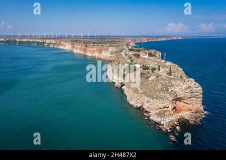 Luftdrohnenaufnahme des Kaps von Kaliakra in der südlichen Region Dobruja an der nördlichen bulgarischen Schwarzmeerküste Stockfoto