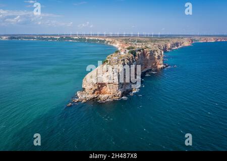 Luftdrohnenaufnahme des Kaps von Kaliakra in der südlichen Region Dobruja an der nördlichen bulgarischen Schwarzmeerküste Stockfoto