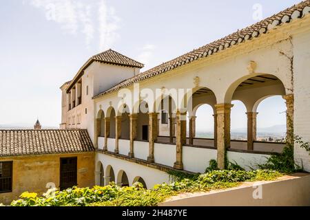 Generalife maurischer Palast mit grünem Innenhof in Alhambra, Granada, Spanien Stockfoto