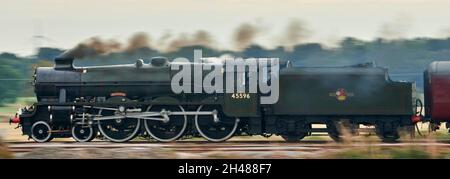 Erhaltene Dampflokomotive der Jubilee-Klasse 'Bahamas' mit Geschwindigkeit auf einer Hauptlinie nach York, Bahntour in der Nähe von Leeds, West Yorkshire, Nordengland, Großbritannien Stockfoto