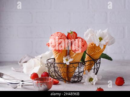 Erdbeereis in Waffelkegel Stockfoto