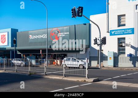 Ein Bunnings Warehouse-Logo auf der Seite eines ihrer kleineren DIY-Einzelhandelsgeschäfte im Vorort Gordon in Sydney, New South Wales, Australien. Stockfoto