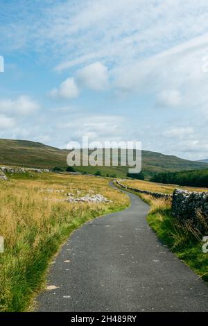 Ruhige Landstraße, die zur Quelle des Flusses Wharfe in Langstrothdale, Yorkshire Dales National Park, Großbritannien, führt Stockfoto