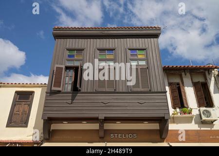 Türkischer Holzbalkon, Altstadt, Rethymno, Kreta, Griechenland Stockfoto