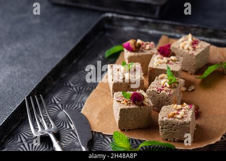 Halva mit Rosenblatt und Nüssen. Stockfoto
