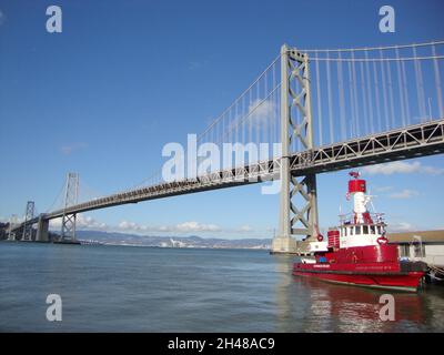 SAN FRANCISCO, USA - 22. Dez 2017: Ein Schlepper in der Nähe der Bay Bridge zwischen San Francisco und Oakland, Kalifornien, USA Stockfoto