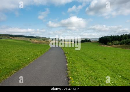 Ruhige Landstraße, die zur Quelle des Flusses Wharfe in Langstrothdale, Yorkshire Dales National Park, Großbritannien, führt Stockfoto