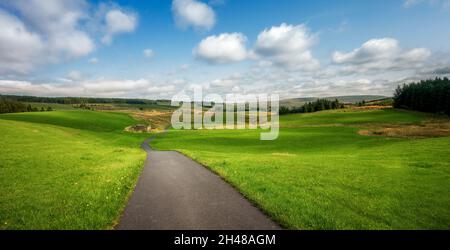 Atemberaubender Blick auf eine ruhige Landstraße, die zur Quelle des Flusses Wharfe in Langstrothdale, Yorkshire Dales National Park, Großbritannien, führt Stockfoto