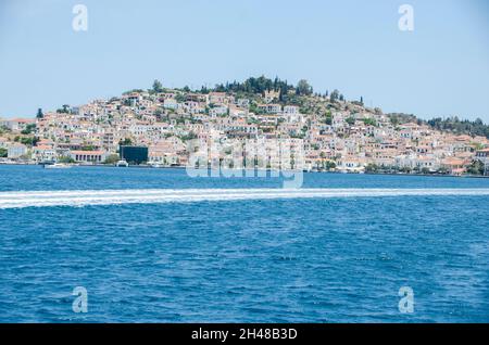 Die griechische Insel Aegina ist eine der Saronischen Inseln Griechenlands im Saronischen Golf, 27 Kilometer (17 Meilen) von Athen entfernt. Die Tradition leitet das na ab Stockfoto