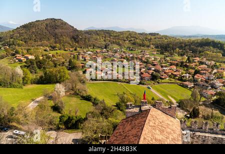 Draufsicht auf das Dorf Angera vom Schloss Rocca Borromeo di Angera, Provinz Varese, Italien Stockfoto