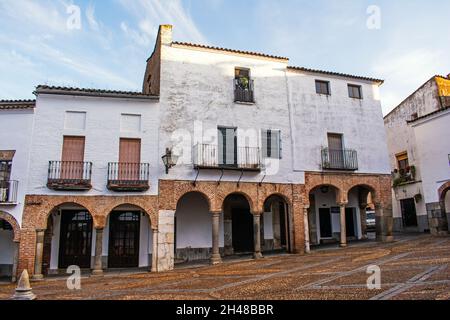 Plaza Chica, Platz mit Säulengängen aus dem 16. Jahrhundert in Zafa, Spanien. Stockfoto