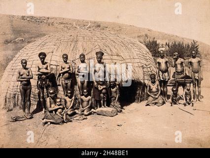 Südafrika: Afrikaner vor einer traditionellen Kraalhütte. Albumin-Druck. Stockfoto