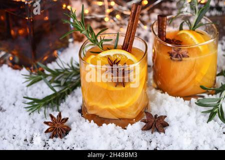 Negroni-Cocktail. Bourbon mit Zimt mit Orangensaft und Sternanis.der perfekte gemütliche Cocktail für kühle Dezemberabende. Stockfoto