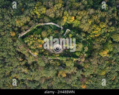 VERTIKALE LUFTAUFNAHME. Ruinen eines Beobachtungspostens in den östlichen Vogesen. Schloss Pflixbourg, Wintzenheim, Elsass, Grand Est, Frankreich. Stockfoto