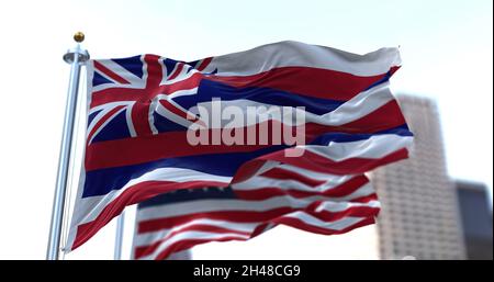 Die Flagge des US-Bundesstaates Hawaii winkt im Wind mit der Flagge der amerikanischen Sterne und Streifen verschwommen im Hintergrund. Am 21. August 1959, Hawaii b Stockfoto