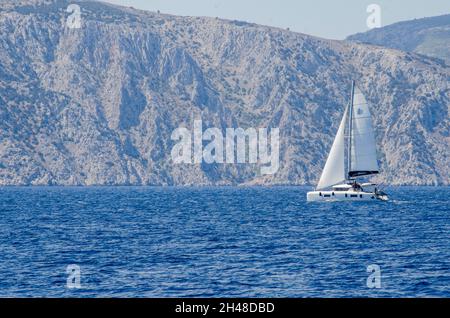 Eine Yacht segelt in der Ägäis in Griechenland Stockfoto