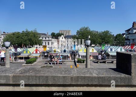 Outdoor-Markt in Norwich, Norfolk, England, Großbritannien – in der Ferne befindet sich Norwich Castle. Ein Banner besagt, dass es ‘Großbritanniens bester großer Outdoor-Markt 2019’ war Stockfoto