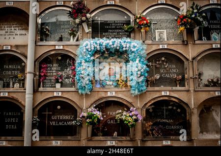 Barcelona, Spanien. 1. November 2021, Barcelona, Spanien: Blumen schmücken Gräber auf dem Poblenou Friedhof in Barcelona. Der 01. November ist der katholische Feiertag Allerheiligen, der dem Gedenken an die Verstorbenen gewidmet ist. Quelle: Jordi Boixareu/Alamy Live News Stockfoto