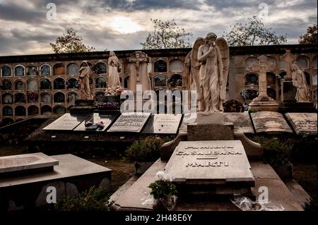 Barcelona, Spanien. 1. November 2021, Barcelona, Spanien: Skulpturen schmücken die Gräber des Friedhofs von Poblenou in Barcelona. Der 01. November ist der katholische Feiertag Allerheiligen, der dem Gedenken an die Verstorbenen gewidmet ist. Quelle: Jordi Boixareu/Alamy Live News Stockfoto