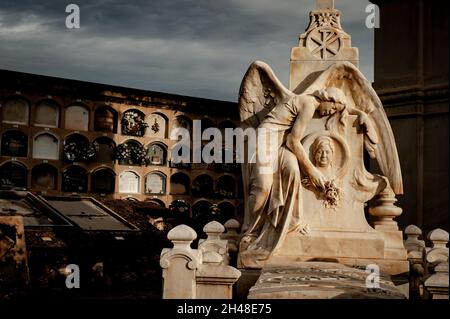 Barcelona, Spanien. 1. November 2021, Barcelona, Spanien: Skulptur ziert ein Pantheon des Friedhofs von Poblenou in Barcelona. Der 01. November ist der katholische Feiertag Allerheiligen, der dem Gedenken an die Verstorbenen gewidmet ist. Quelle: Jordi Boixareu/Alamy Live News Stockfoto