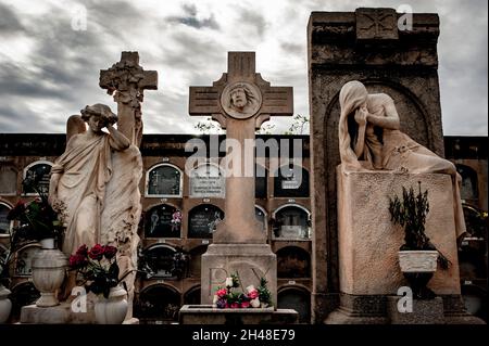 Barcelona, Spanien. 1. November 2021, Barcelona, Spanien: Skulpturen schmücken die Gräber des Friedhofs von Poblenou in Barcelona. Der 01. November ist der katholische Feiertag Allerheiligen, der dem Gedenken an die Verstorbenen gewidmet ist. Quelle: Jordi Boixareu/Alamy Live News Stockfoto