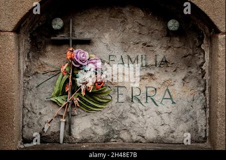 Barcelona, Spanien. 1. November 2021, Barcelona, Spanien: Blumen in einem Familiengrab auf dem Poblenou Friedhof von Barcelona. Der 01. November ist der katholische Feiertag Allerheiligen, der dem Gedenken an die Verstorbenen gewidmet ist. Quelle: Jordi Boixareu/Alamy Live News Stockfoto