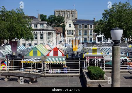 Outdoor-Markt in Norwich, Norfolk, England, Großbritannien – in der Ferne befindet sich Norwich Castle. Ein Banner besagt, dass es ‘Großbritanniens bester großer Outdoor-Markt 2019’ war Stockfoto