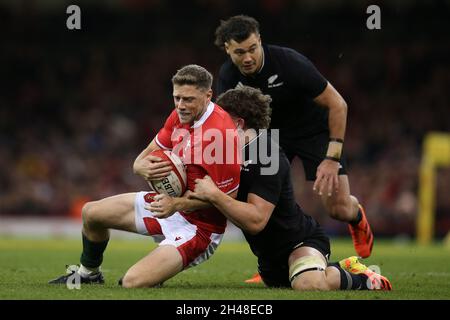 Cardiff, Großbritannien. Oktober 2021. Rhys Priestland of Wales (l) in Aktion. Rugby Herbst internationales Spiel, Wales gegen Neuseeland im Fürstentum Stadion in Cardiff am Samstag, den 30. Oktober 2021. Bild von Andrew Orchard/Andrew Orchard Sports Photography Credit: Andrew Orchard Sports Photography/Alamy Live News Stockfoto