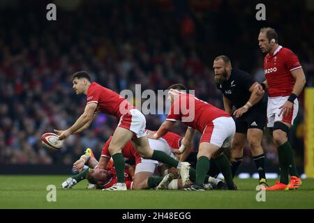 Cardiff, Großbritannien. Oktober 2021. Tomos Williams aus Wales in Aktion. Rugby Herbst internationales Spiel, Wales gegen Neuseeland im Fürstentum Stadion in Cardiff am Samstag, den 30. Oktober 2021. Bild von Andrew Orchard/Andrew Orchard Sports Photography Credit: Andrew Orchard Sports Photography/Alamy Live News Stockfoto