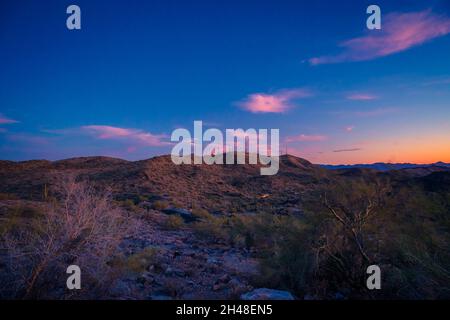 Funktürme auf South Mountain vom Dobbins Lookout in Phoenix, Arizona aus gesehen. Stockfoto